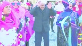 Il mitico “Piombino” a 102 anni balla in strada tra le maschere del Carnevale - Video