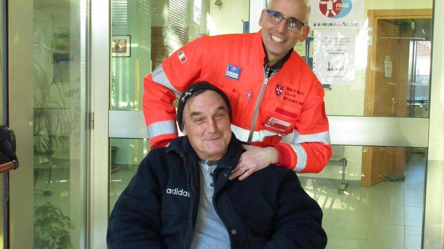 Emil, professore di filosofia ungherese ridotto in povertà e diventato un senzatetto: era stato travolto da un treno a Firenze perdendo una gamba