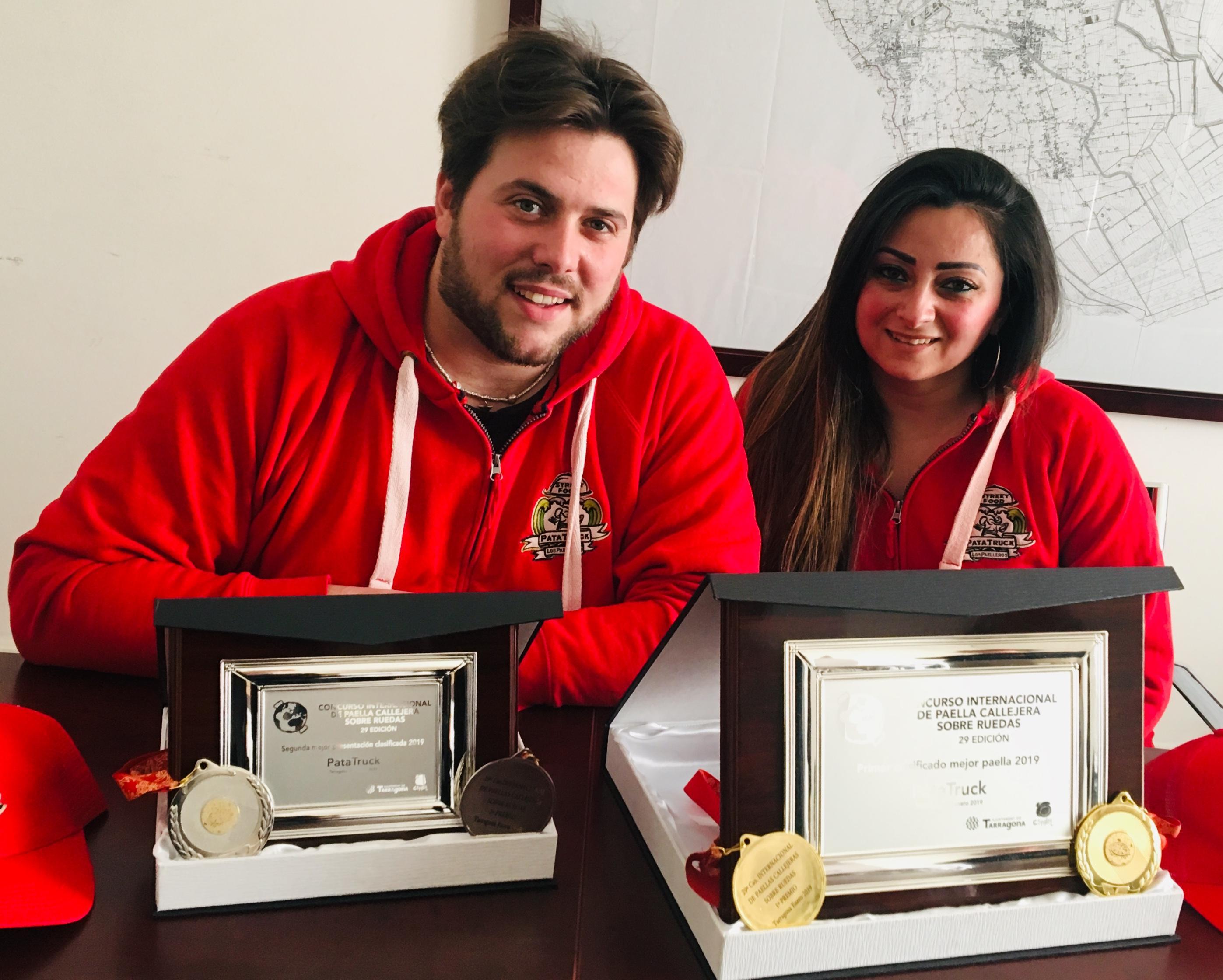 Matteo e la moglie Veronica mostrano con orgoglio le targhe vinte al concorso in Catalogna
