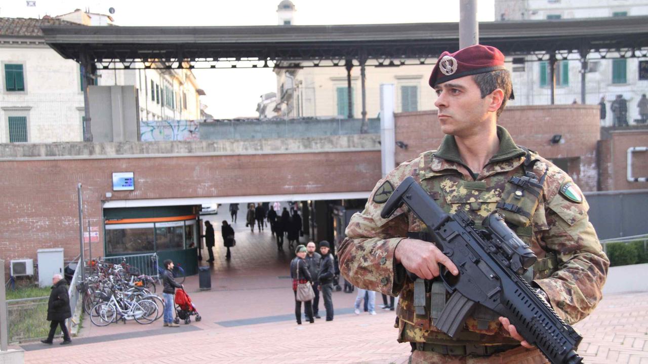 Militare in servizio alla stazione del Serraglio di Prato