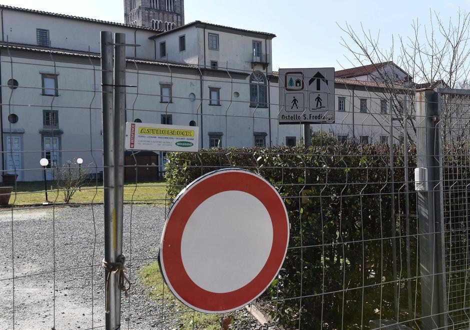L’appello di residenti e commercianti: «Riaprite l’ostello di San Frediano» 