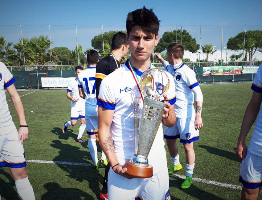 Palmiero con la maglia della rappresentativa nazionale il trofeo