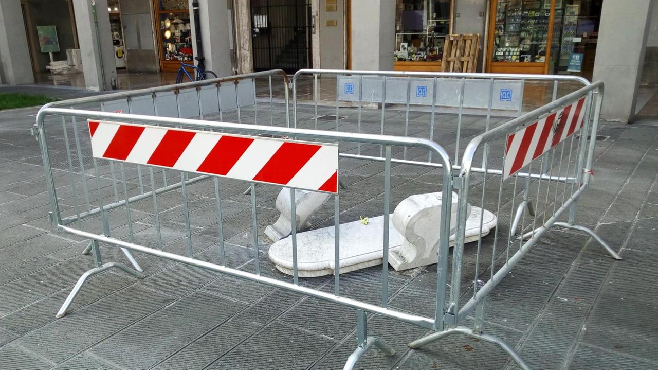 La panchina danneggiata in via Grande