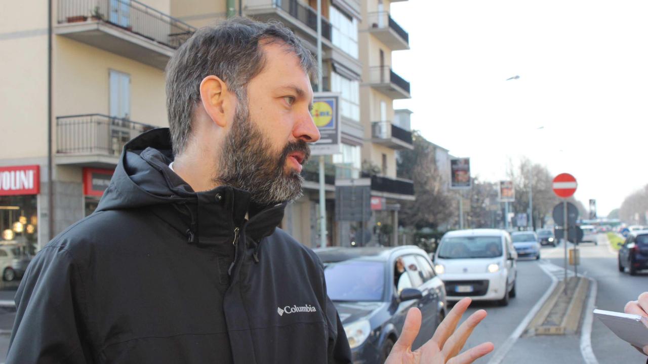 L'assessore Filippo Alessi durante il sopralluogo in viale della Repubblica (foto Batavia)