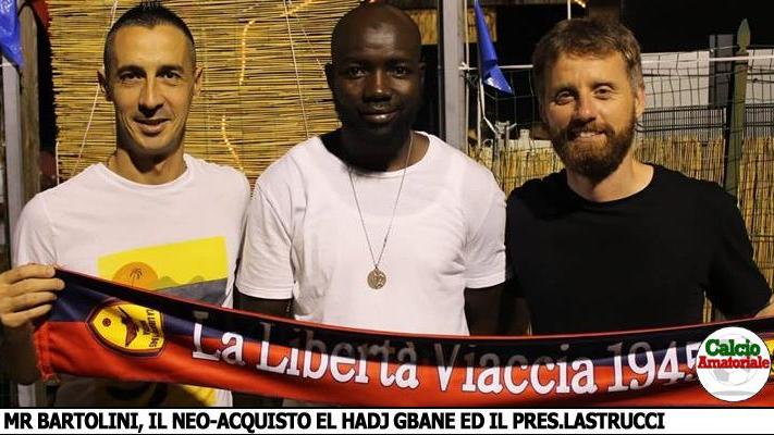 Il giocatore ivoriano insieme all'allenatore e al presidente