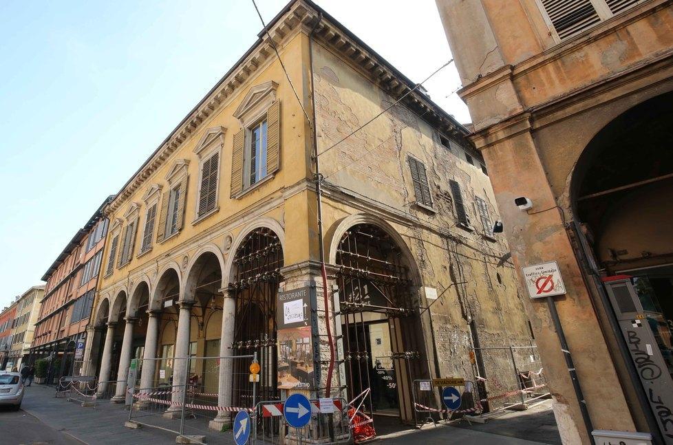 Reggio Emilia, dopo i crolli di calcinacci da palazzo Ruini inizia il cantiere per riqualificarlo 