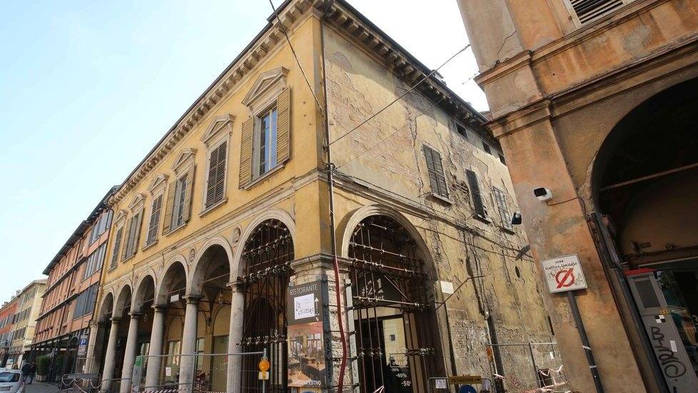 Reggio Emilia, dopo i crolli di calcinacci da palazzo Ruini inizia il cantiere per riqualificarlo