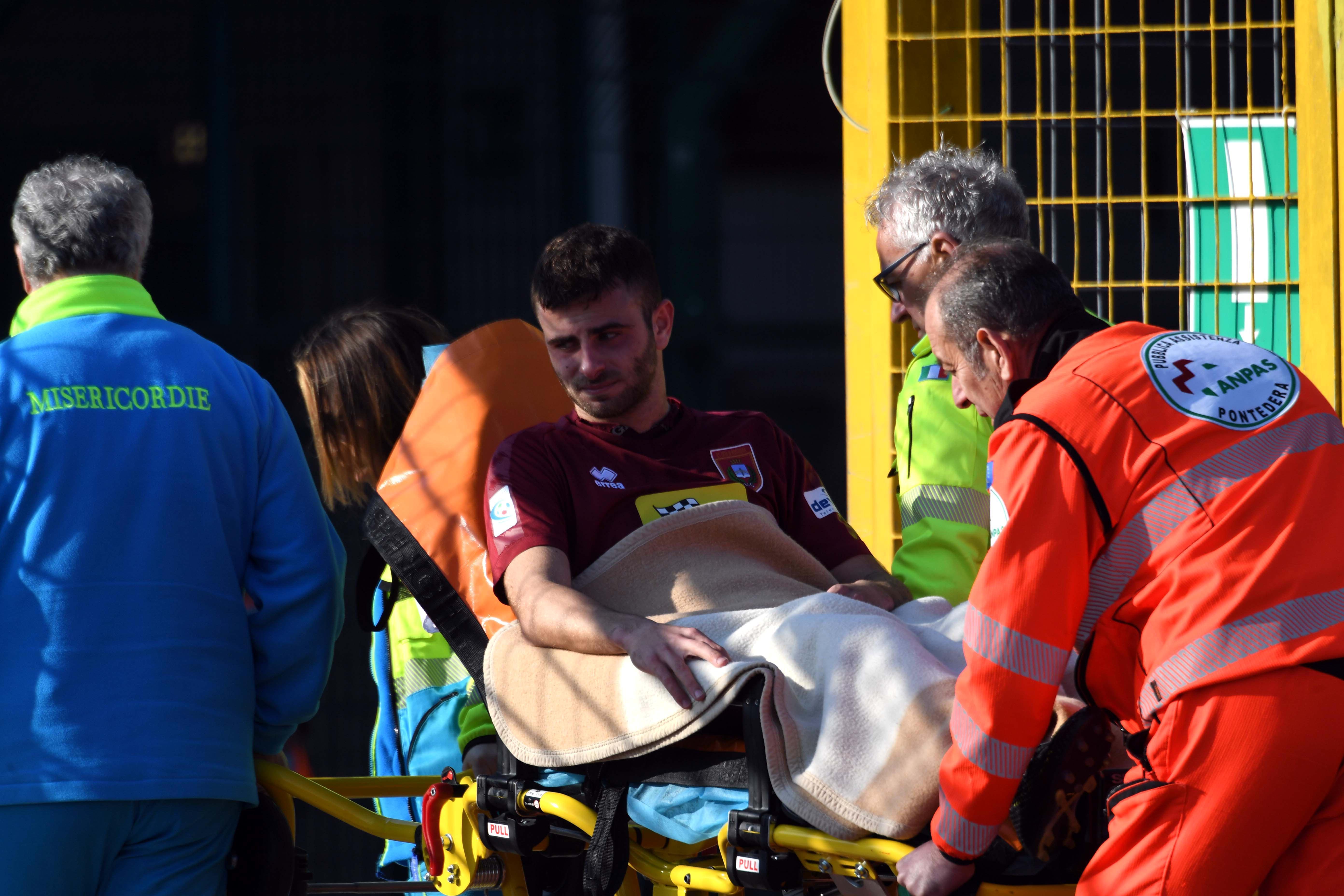 Andrea Magrini lascia il campo in barella al 35' del primo tempo di Pontedera-Pro Vercelli