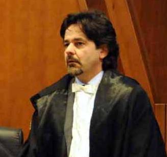 Carabinieri cercano un mitra e gli trovano un assegno rubato
