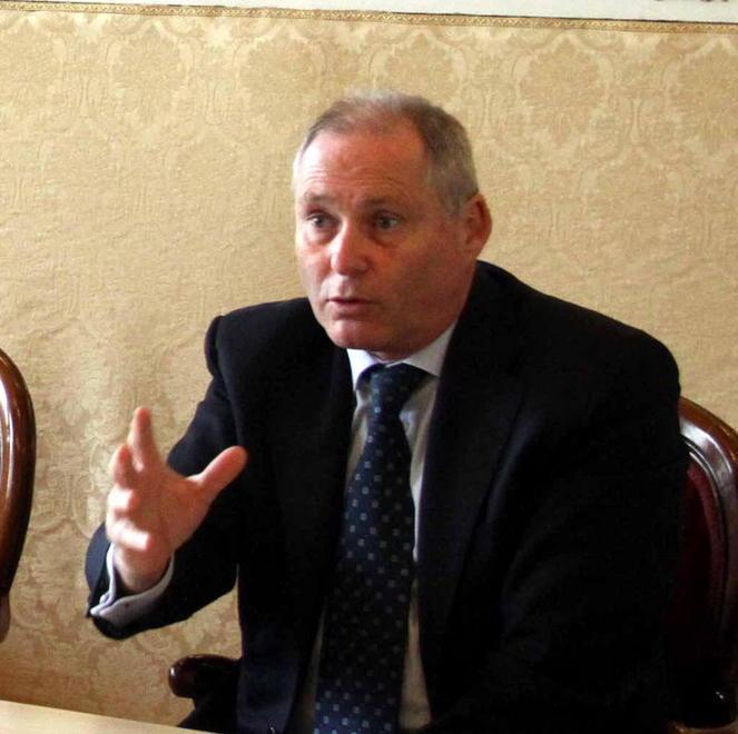 Dirigente indagato: stipendio dimezzato 150 giorni per decidere sul licenziamento 