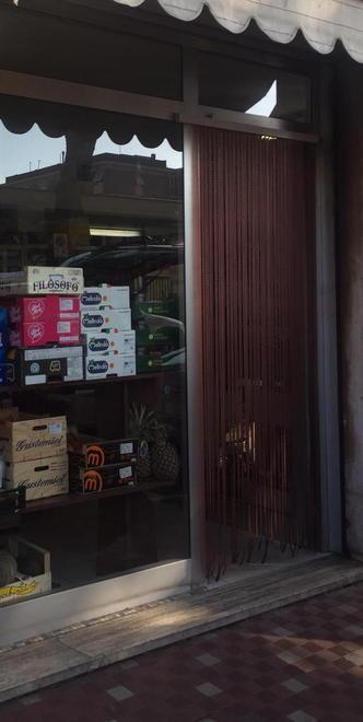 Arraffa la cassa e scappa inseguito dal negoziante 