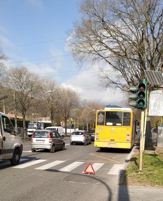 Il bus ha guai ai freni Passeggeri appiedati 