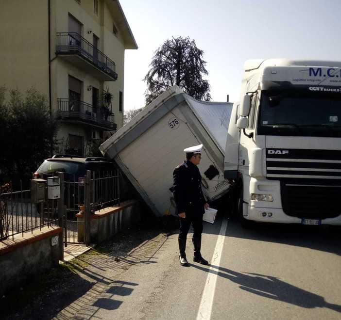 Rimorchio si stacca dal Tir Si blocca la via Bientinese 