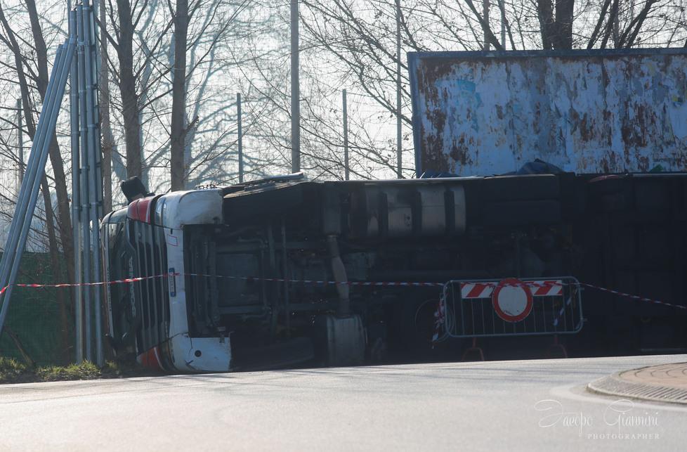 Un camion si ribalta alla rotonda in via Aurelia