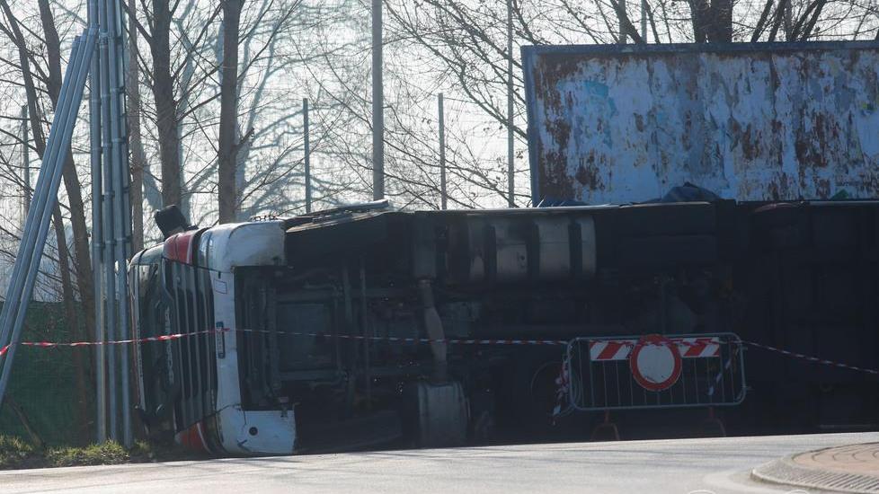 Un camion si ribalta alla rotonda in via Aurelia