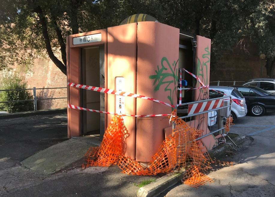 Wc pubblici automatici rotti e fuori uso, il Comune è pronto a toglierli: "Inutile ripararli"