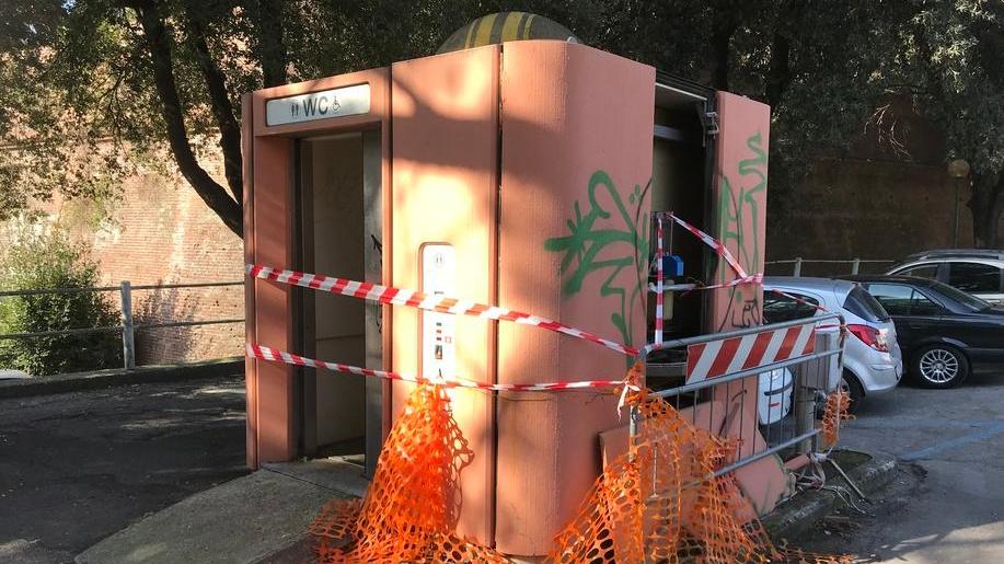 Wc pubblici automatici rotti e fuori uso, il Comune è pronto a toglierli: "Inutile ripararli"