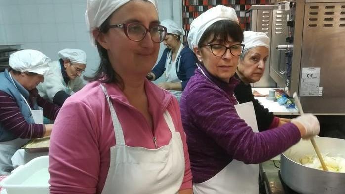 Grembiuli e cuffiette e soprattutto mani d’oro