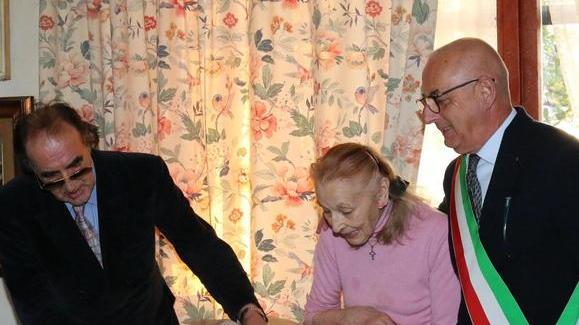 Rose bianche e torta: Teresa ha festeggiato i suoi 105 anni