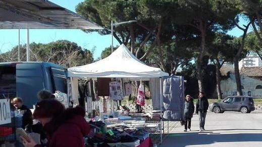 Spazi vuoti al mercato Le associazioni raccolgono le firme