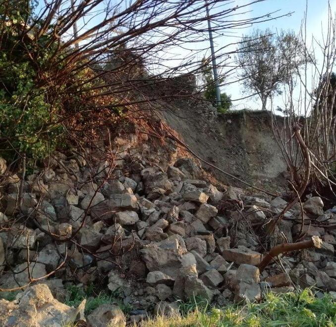 Le antiche mura danneggiate da una frana 