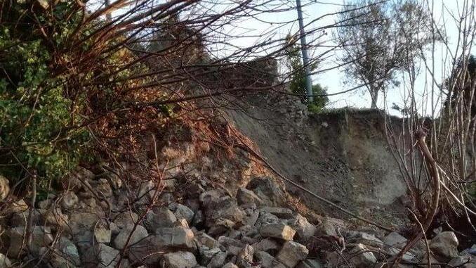 Le antiche mura danneggiate da una frana
