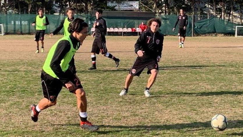 Il Grosseto in campo con il lutto al braccio a Castelfiorentino per ricordare Lollo