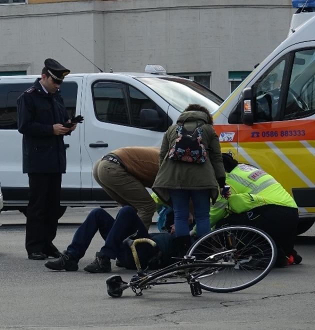 In bici contro un’auto: cinquantenne in ospedale
