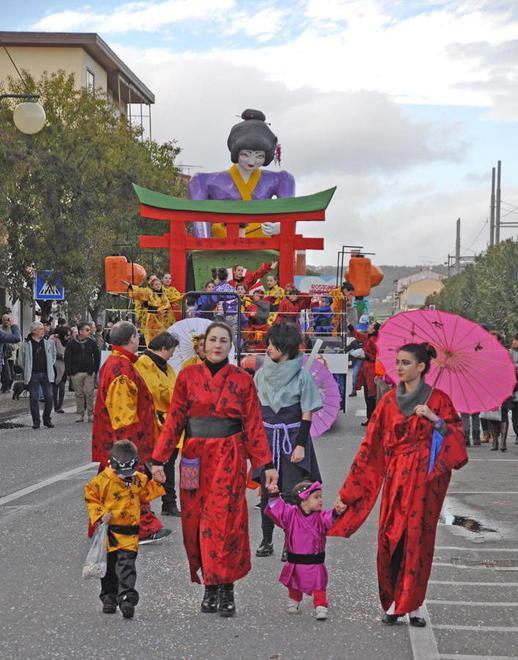 Torna Baraonda sfilata di Carnevale tra maschere e sorrisi 