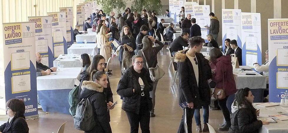 In trecento alla ricerca di un impiego alla “prima” pisana della Borsa del lavoro 