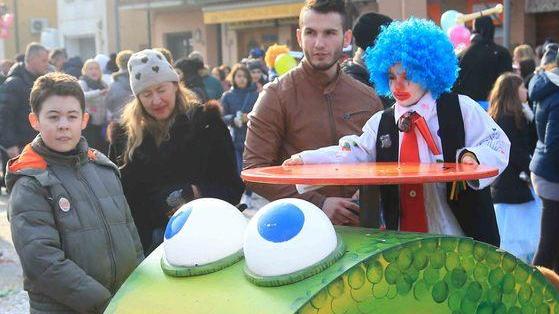 Mascherine e majorette per un pomeriggio di festa