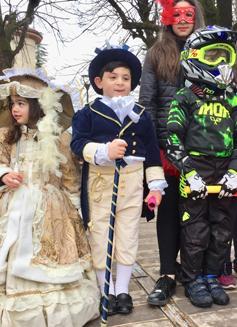 Parata e pioggia di caramelle per premiare i bambini con i costumi più originali 