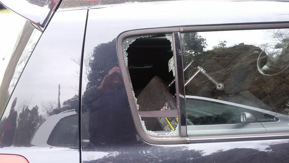 Finestrino rotto a un'auto