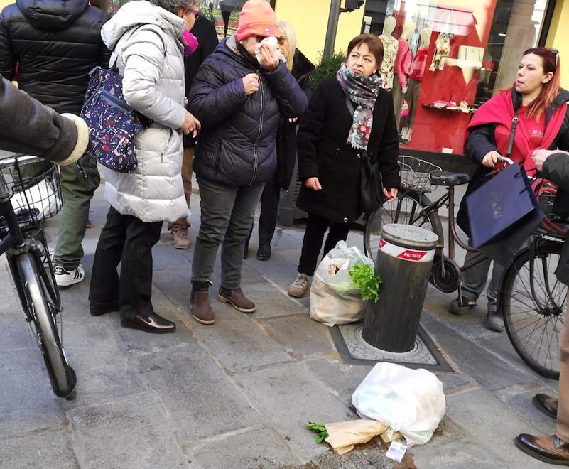 Anziana non vede il pilomat e inciampa sbattendo il viso a terra 