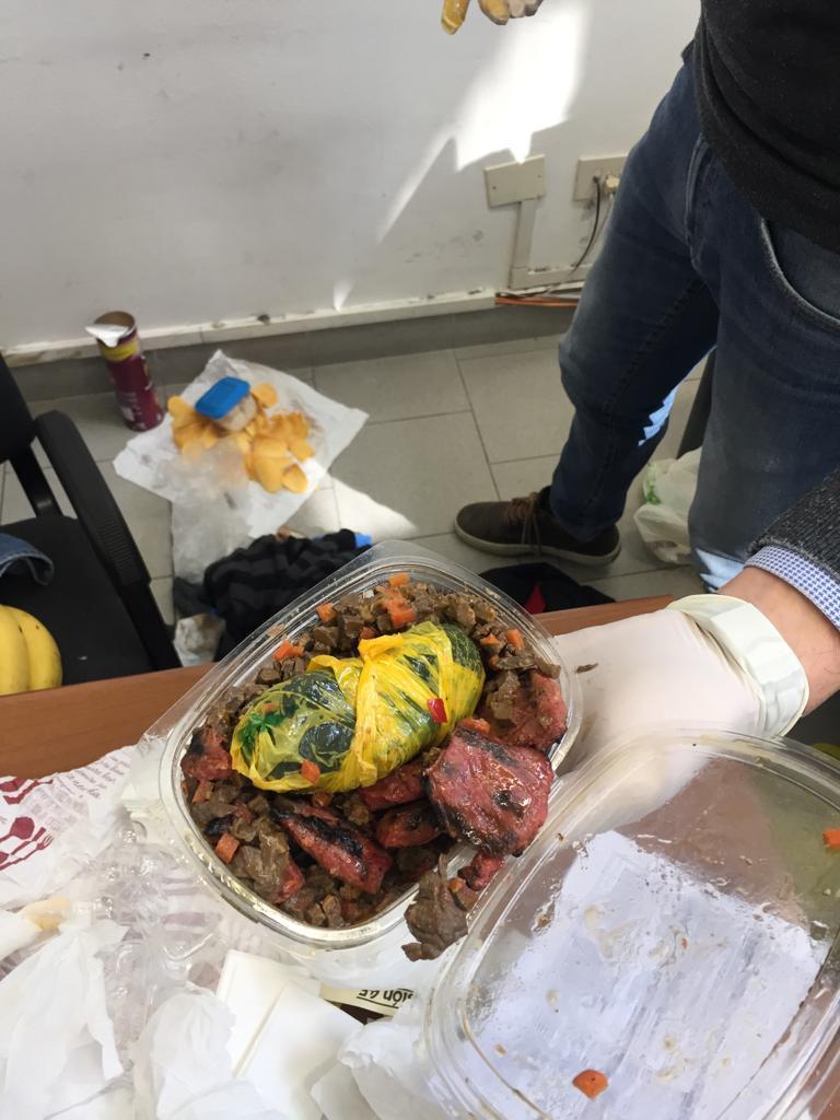 La droga nascosta nella vaschetta di cibo