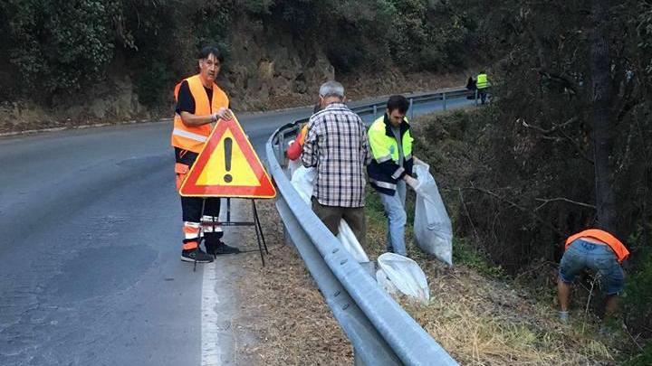 L’"aggiustatutto" Fornino copre le buche sulle strade
