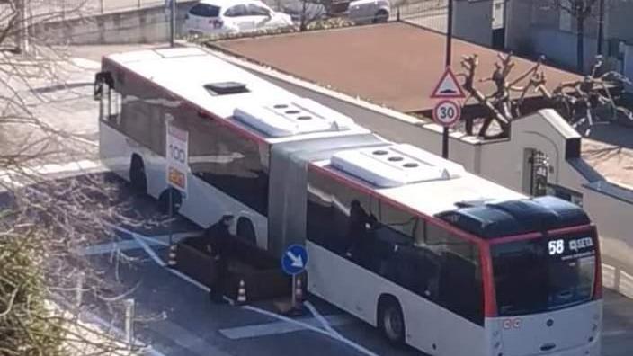 Il mezzo di trasporto di Seta rimasto incastrato venerdì mattina