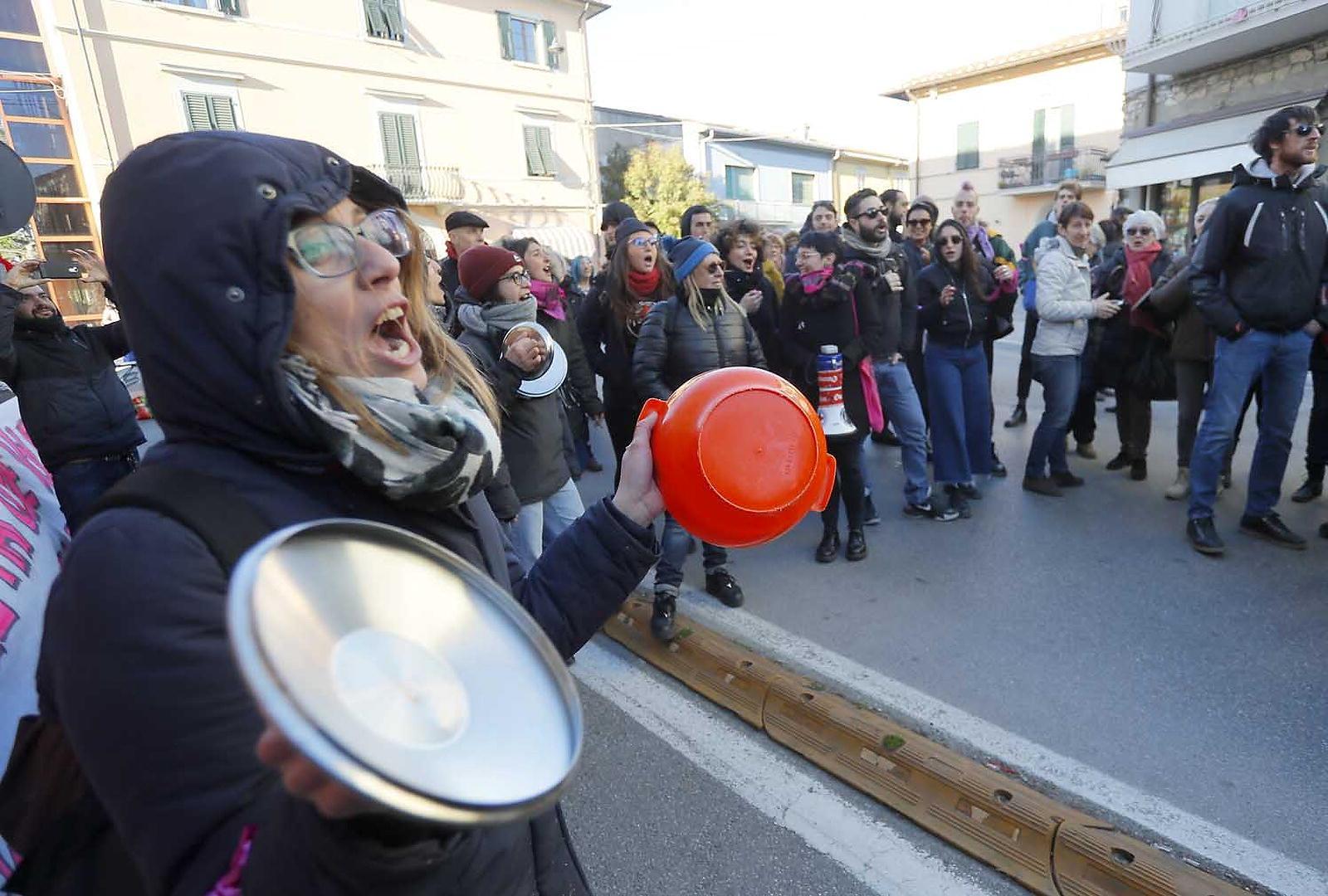 La contestazione al ministro Fontana alle Officine Garibaldi