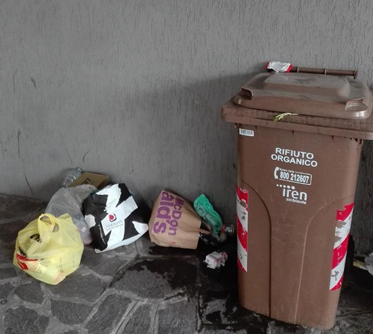 Reggio Emilia, residenti e volontari danno la caccia a furbetti dei rifiuti e inquilini abusivi 
