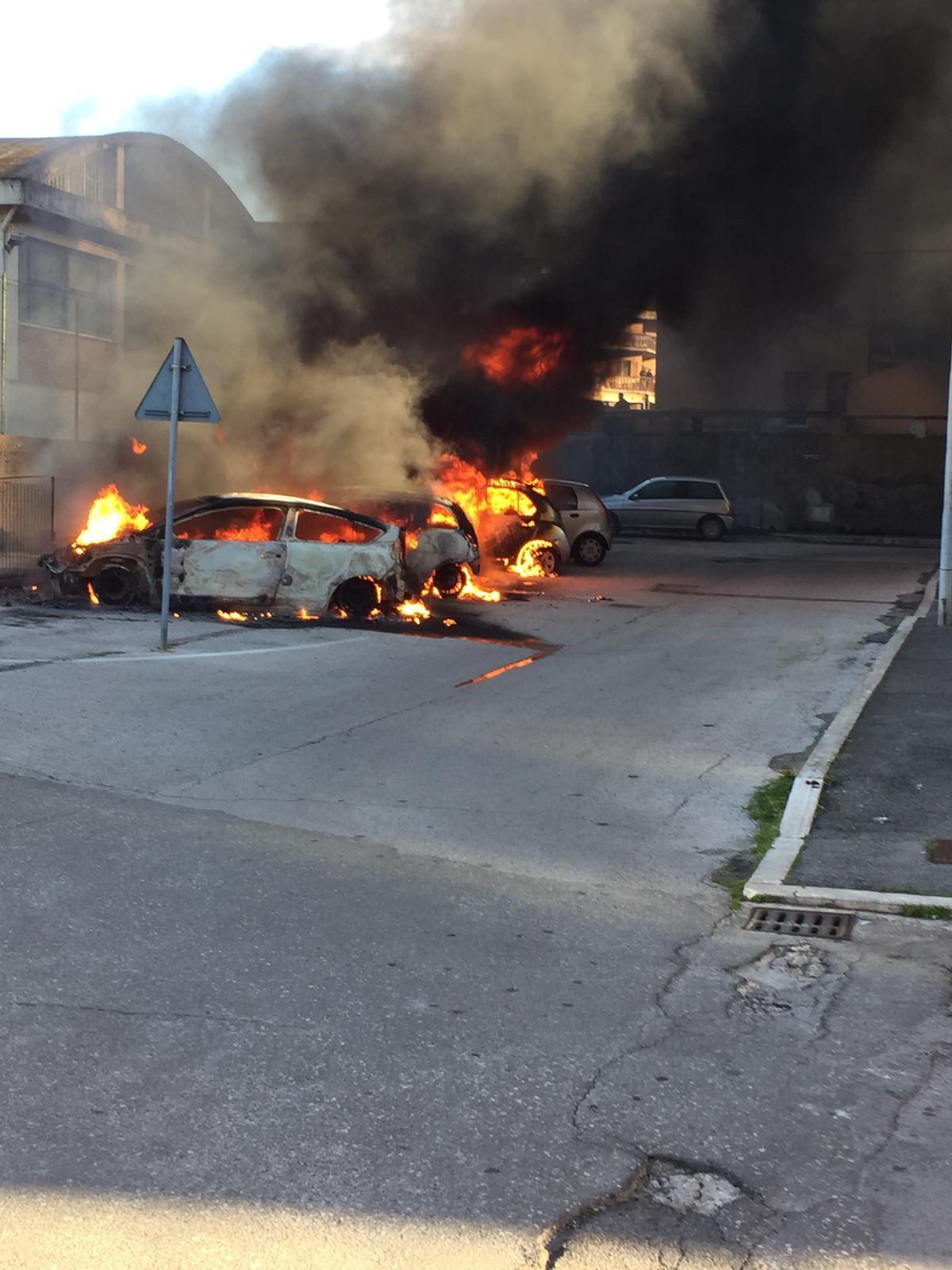 Il rogo che distrugge gli abitacoli parcheggiati in viale Matteotti a Orbetello