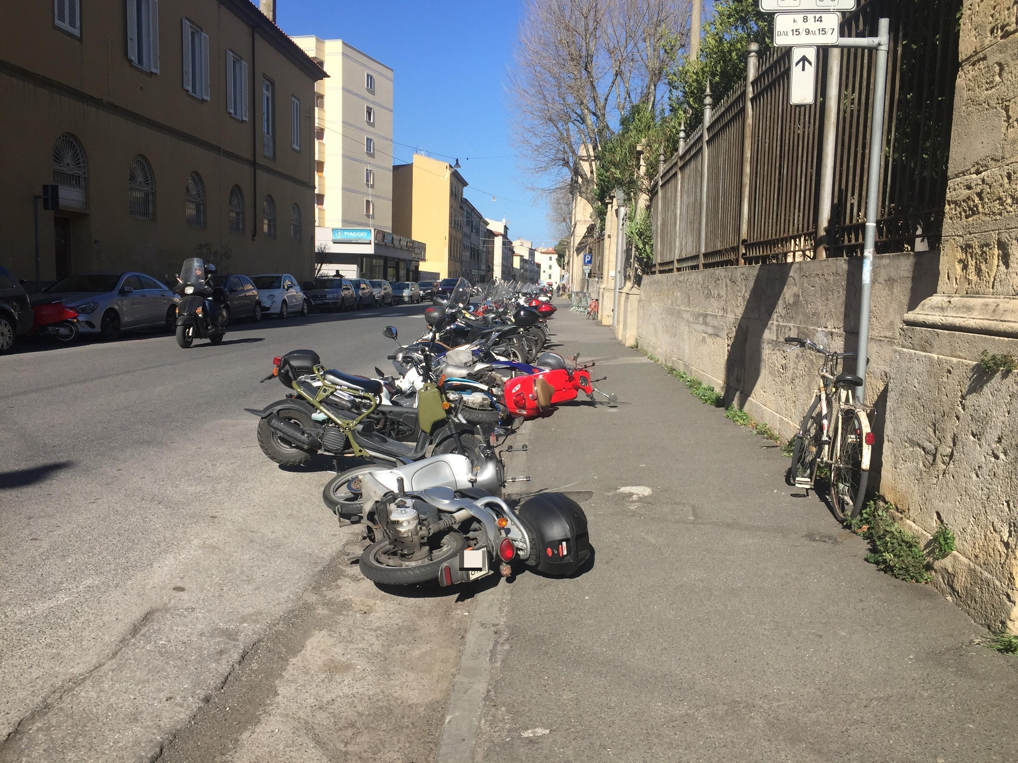 Scooter buttati giù dal vento in via Galilei