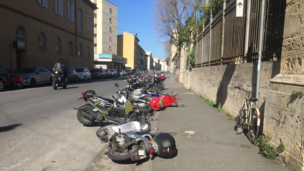 Scooter buttati giù dal vento in via Galilei