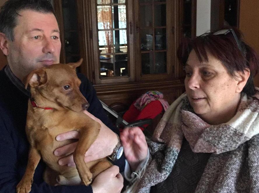 Faccia a faccia col ladro sul balcone di casa, lui tira fuori un coltello e la minaccia 
