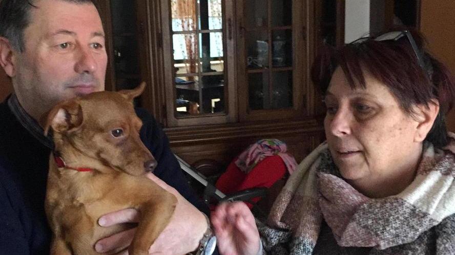 Faccia a faccia col ladro sul balcone di casa, lui tira fuori un coltello e la minaccia