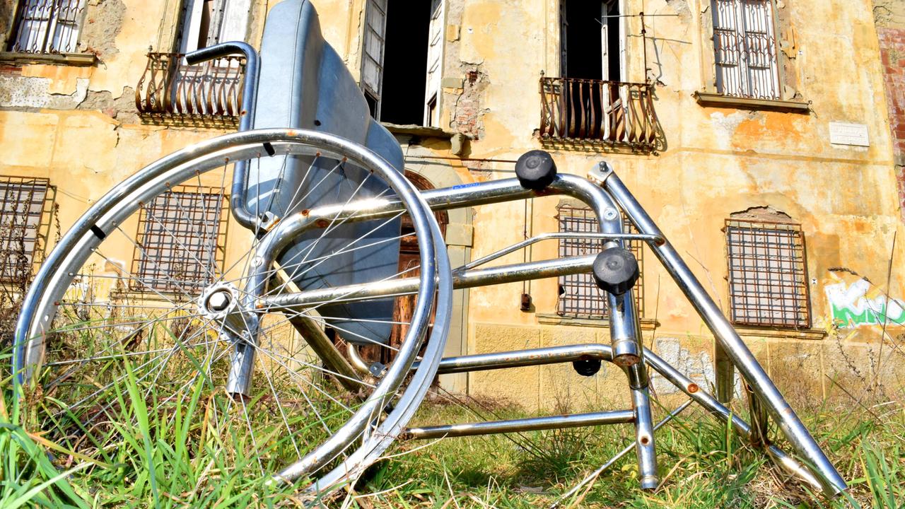 I resti di una poltroncina a rotelle (Foto Gori)