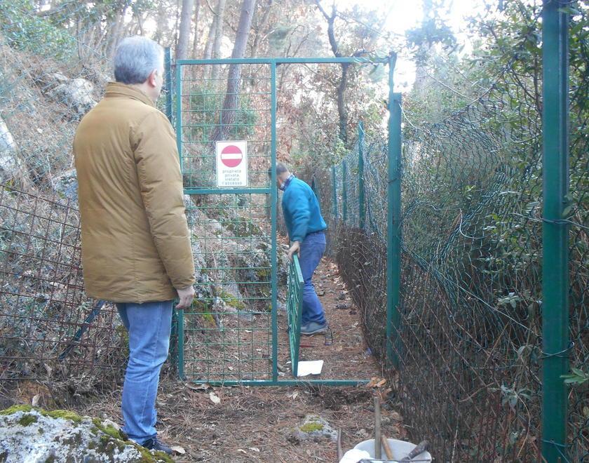 Abbattuti i cancelli abusivi nella villa dell'imprenditore Nautico