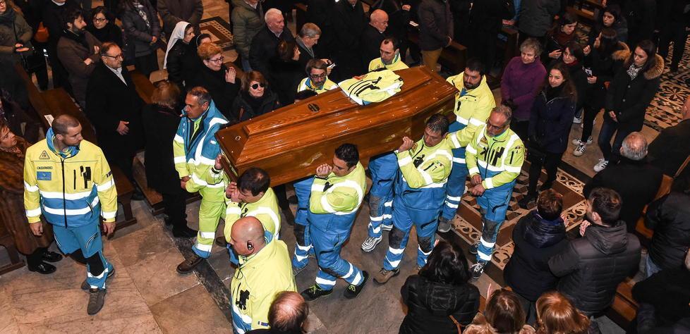 Lacrime, ricordi e una rivelazione per l’ultimo saluto a Mapi 