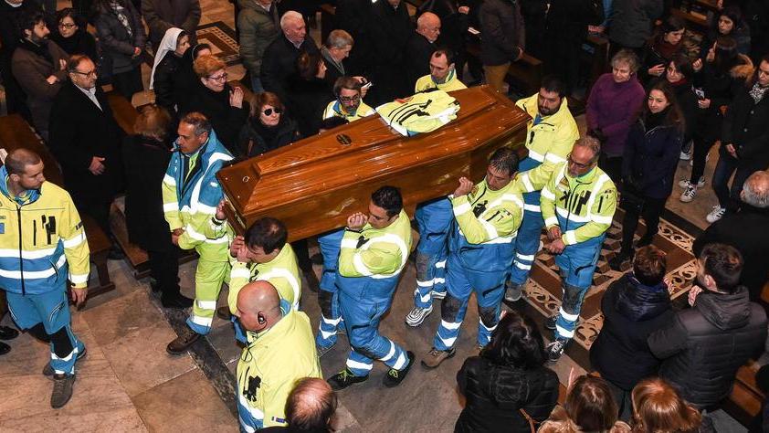 Lacrime, ricordi e una rivelazione per l’ultimo saluto a Mapi