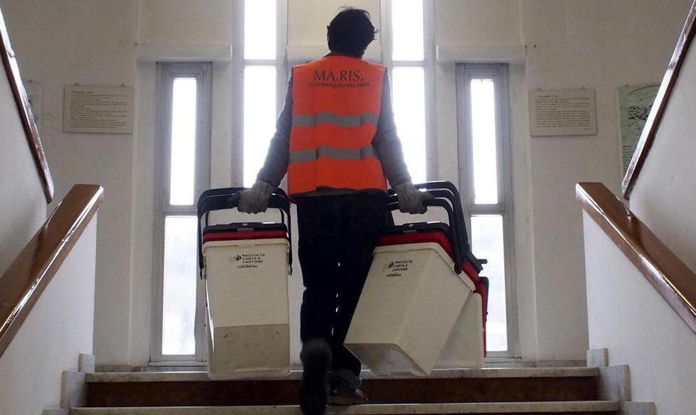 Differenziata fatta male e gli addetti lasciano i sacchi sulla strada