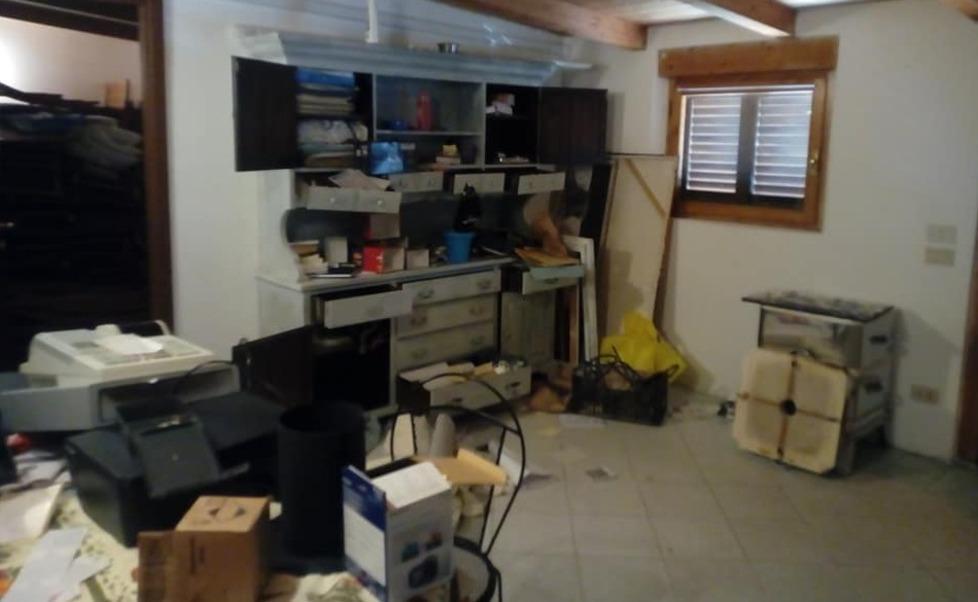 Bagno devastato dai ladri «Hanno sfondato a calci anche quarantasei cabine» 